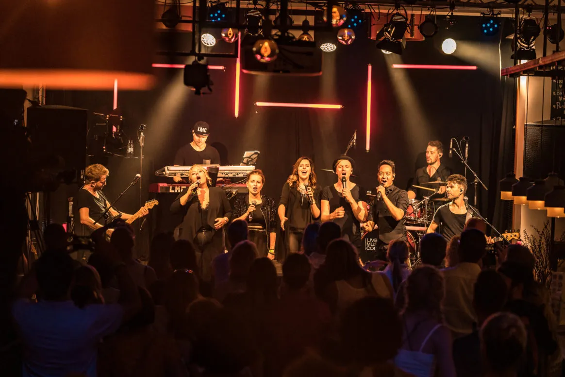 Hochzeitsband live Musik Performances bei Connection Galerie.